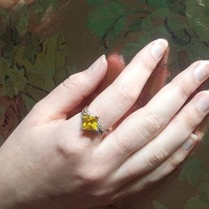Yellow cubic zirconia ring. Silver plated vintage. Sz6.75